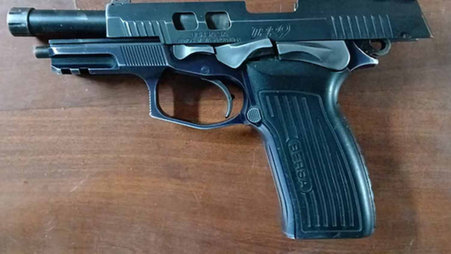 La pistóla 9mm que le incautaron.