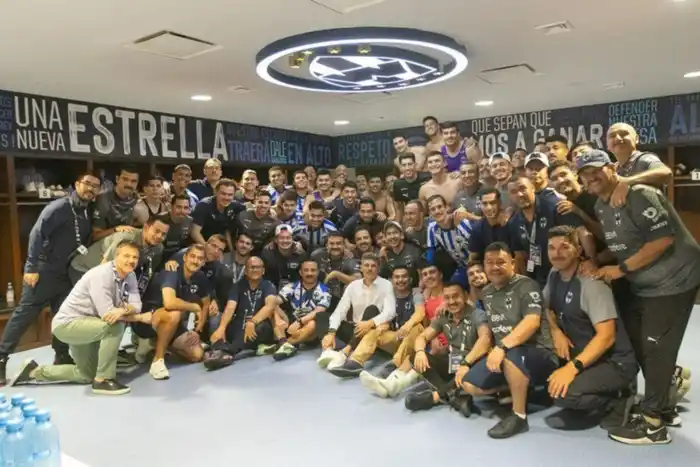 El equipo de Rayados festejando en el vestuario