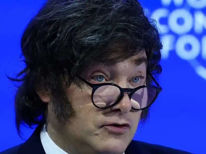 El retroceso se da tras la caída de comienzos de año, en un mes atravesado por la polémica en el INDEC, los cruces con sectores industriales y el arranque del debate por la reforma laboral.