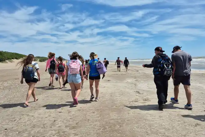 Los adolescentes y jóvenes del programa Envión disfrutaron de una hermosa jornada en la playa