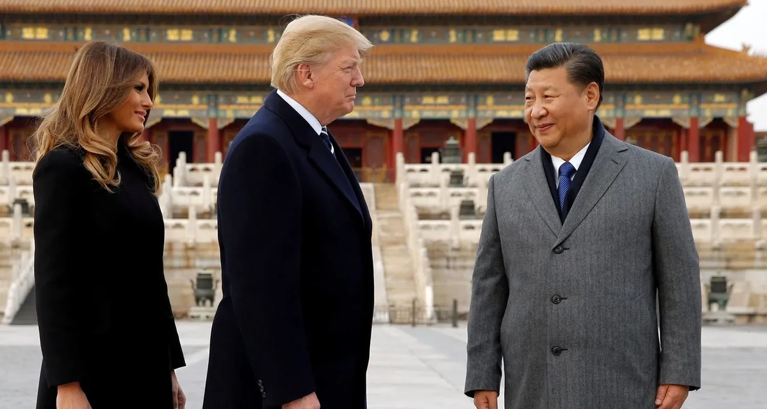 Donald Trump comparte un desfile militar con Xi Jinping en China. El ex presidente de Estados Unidos dijo recientemente que tenía una "relación realmente fuerte" con su par chino. Crédito: Jonathan Ernst / Reuters