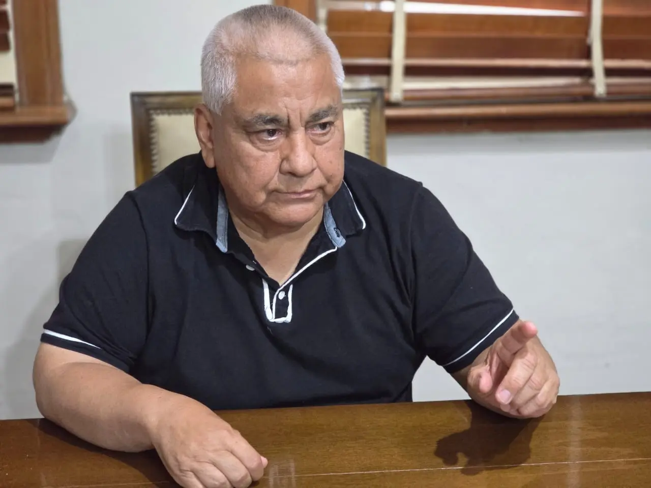 Salazar el jueves 29, antes de la marcha, en su reunión con el gabinete decidió sentarse solo en la mesa más grande de su despacho.