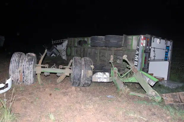 Volcó un camión en la ruta 14