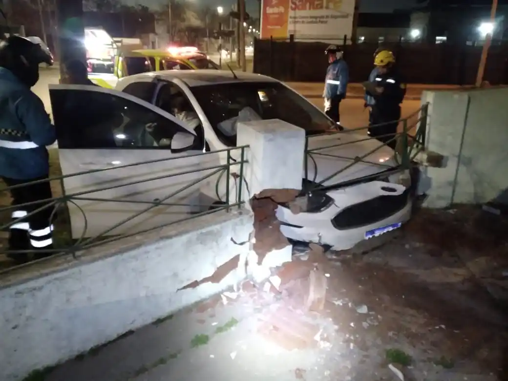 El Ford K terminó su recorrido contra el frente del inmueble.