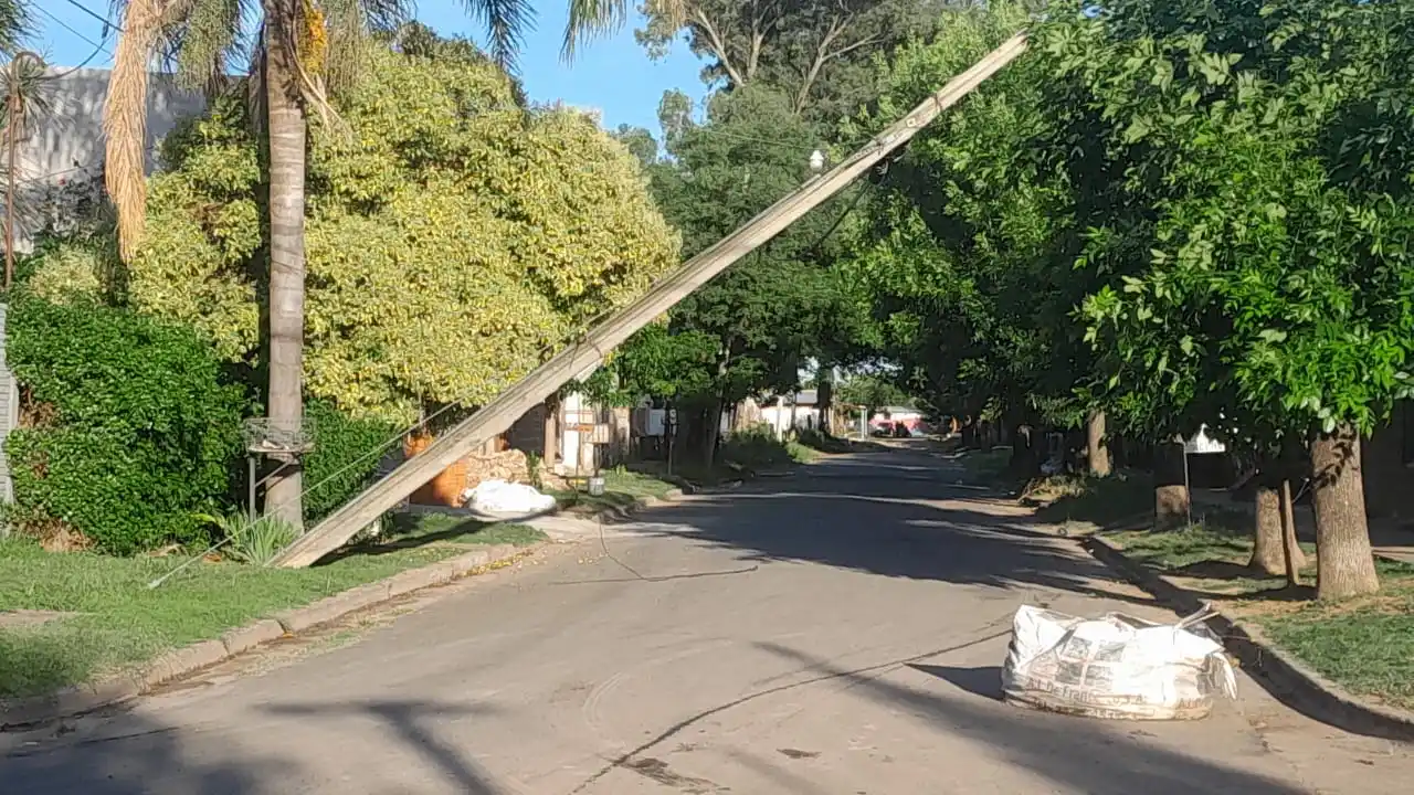 Poste de luz a punto de caerse en Facundo Quiroga y Fray del Pozo