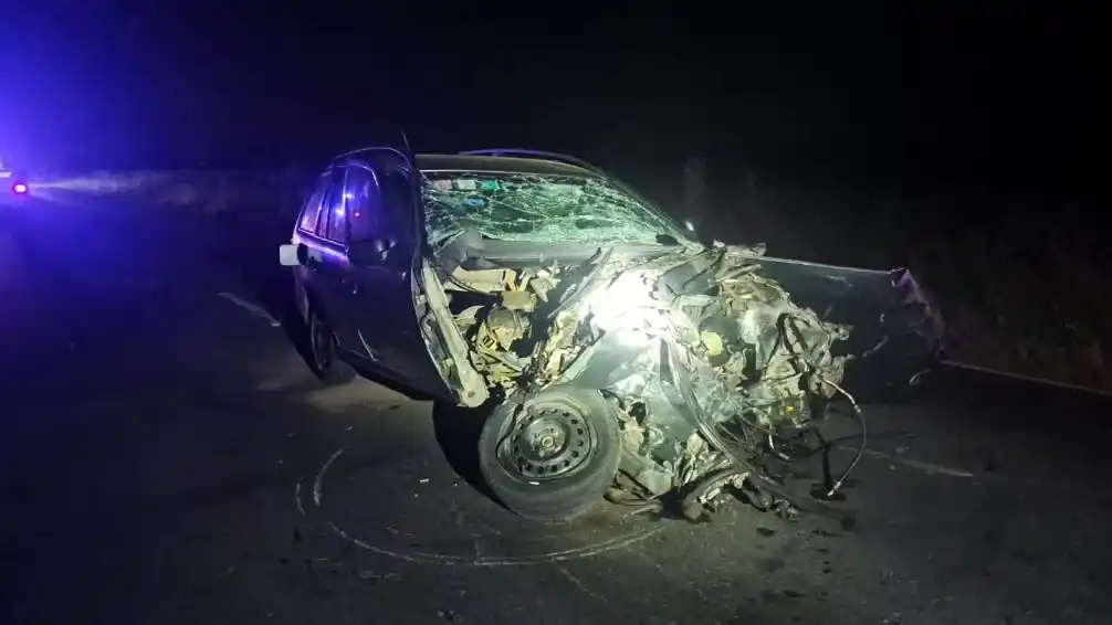 Intentó esquivar un pozo y terminó chocando contra un camión que venía en sentido contrario: grave accidente en Ruta 65