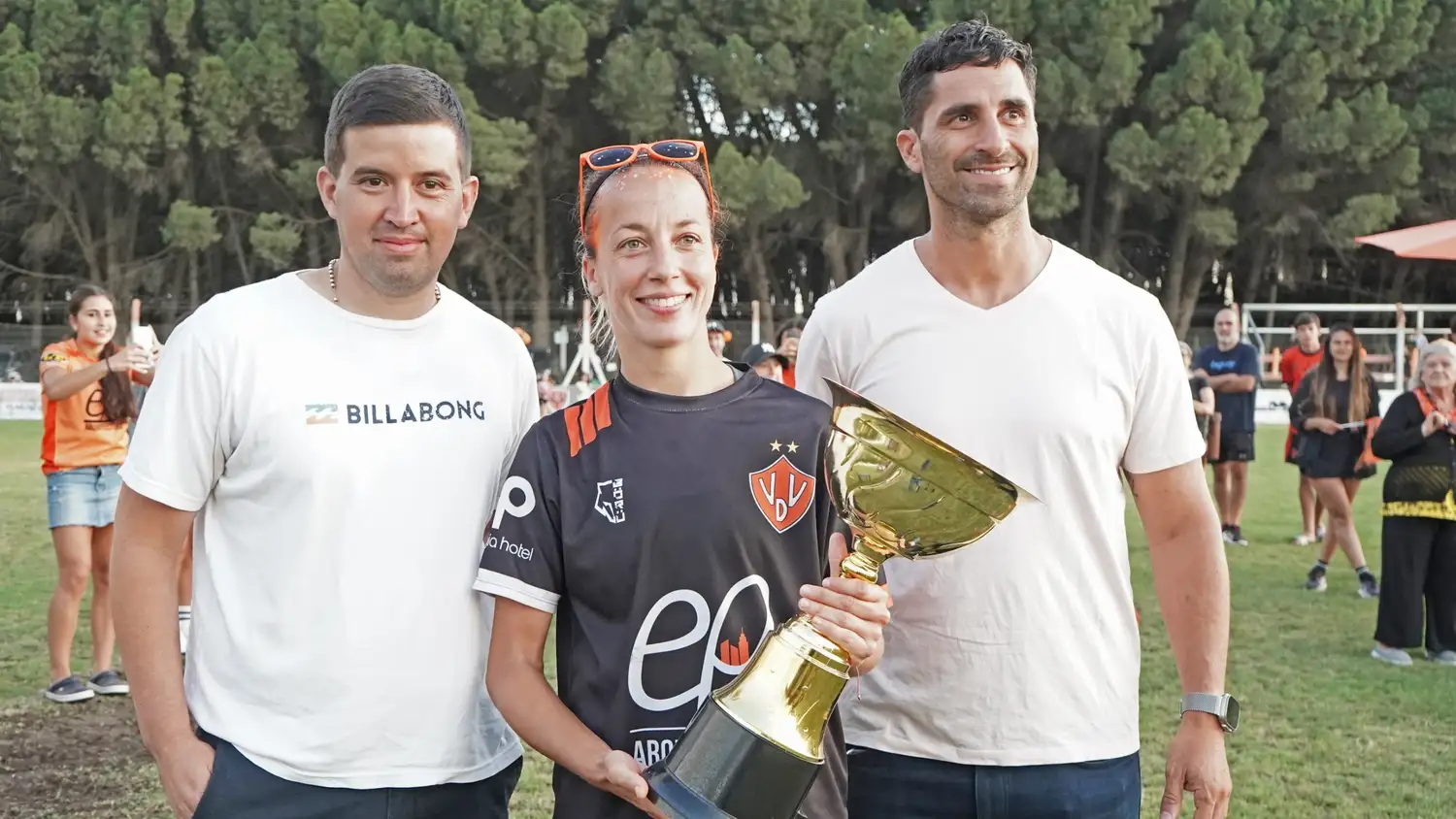 La capitana, Rocío Malassisi junto a las autoridades de la Liga Necochea de Fútbol
