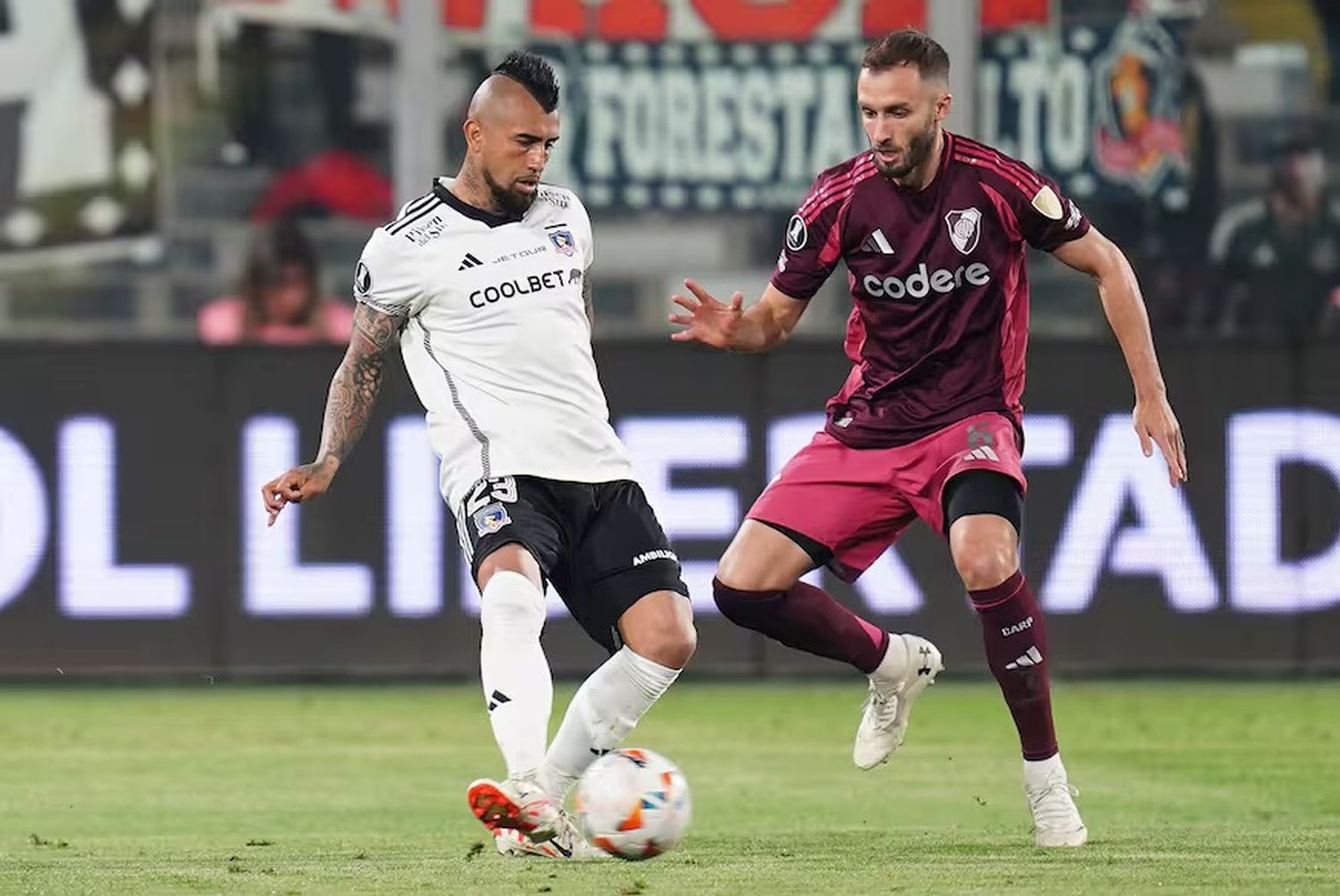 En la ida, en Santiago de Chile, Colo Colo y River empataron 1 a 1 en un encuentro muy parejo