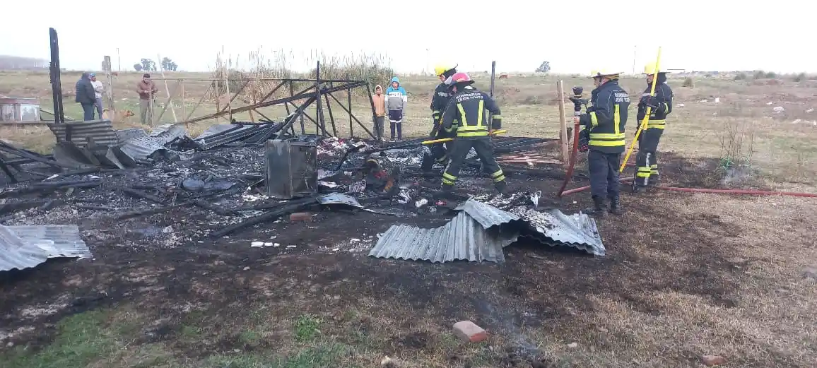 Los daños en la precaria vivienda fueron totales. No hay víctimas ni heridos.