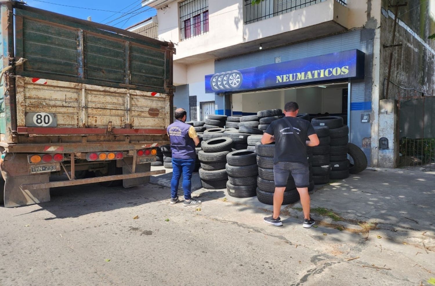 A través de las cámaras del COM, indentificaron un gomería ilegal