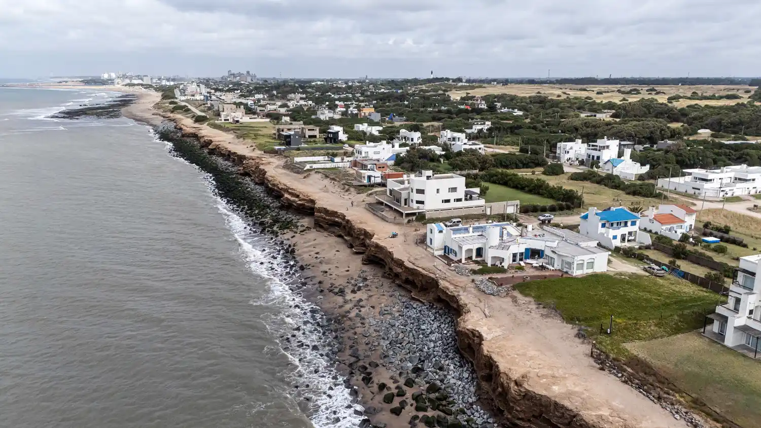 En la imagen se nota la reducción de la playa y el socavamiento de los acantilados