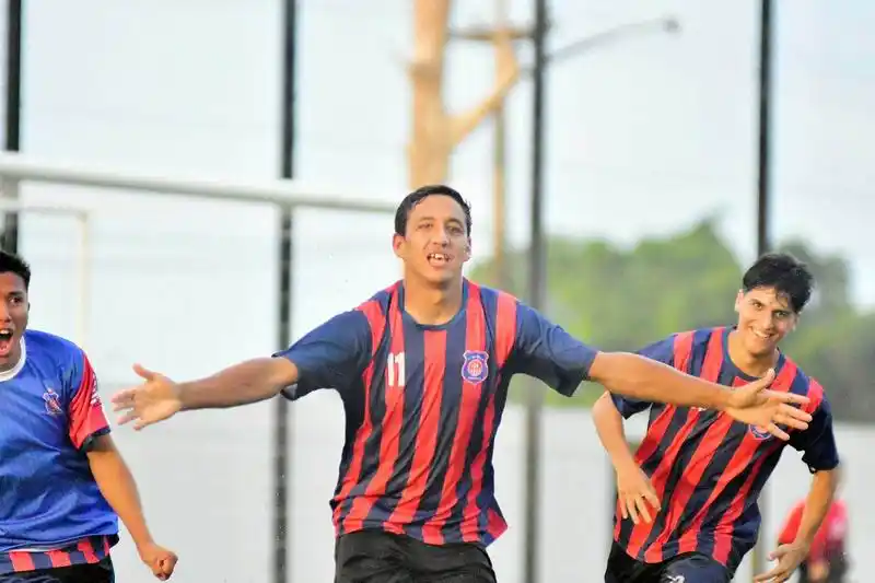 Defensores de Evita y 1º de
Mayo igualaron en el debut