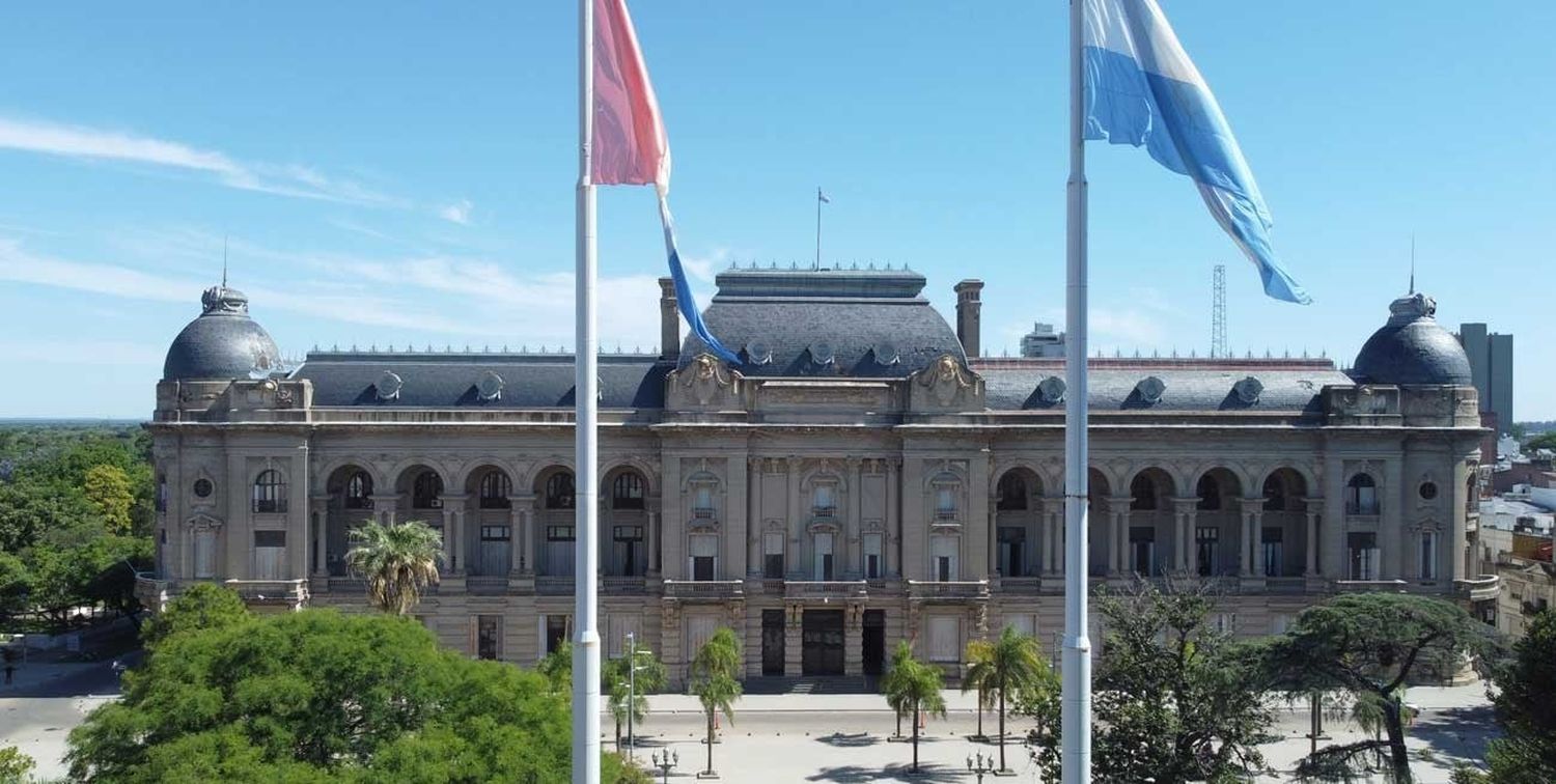 En el Presupuesto, el Ejecutivo santafesino pide autorizaciones para tomar deuda