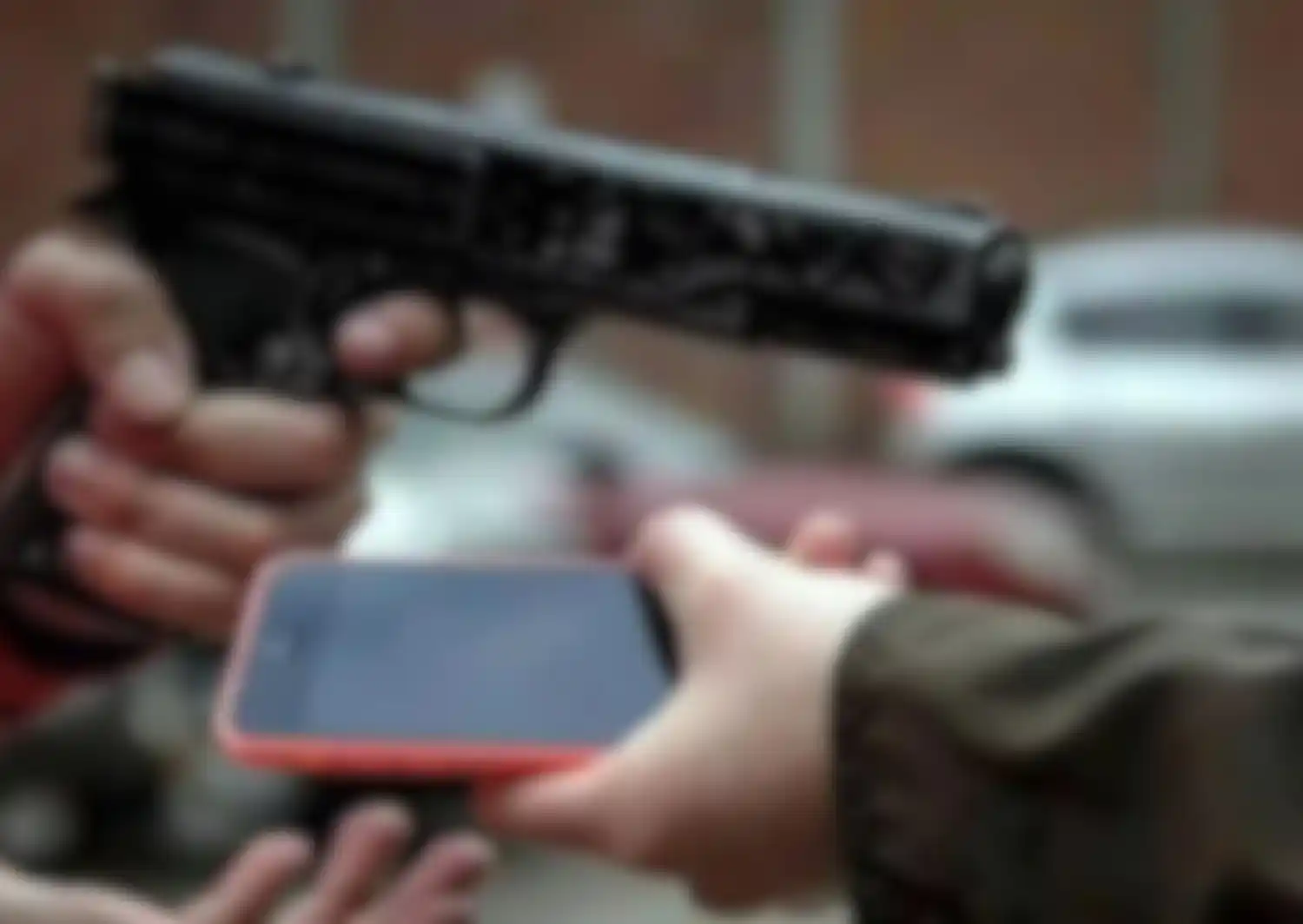 Motochorros le apuntaron con un arma de fuego para robarle el celular