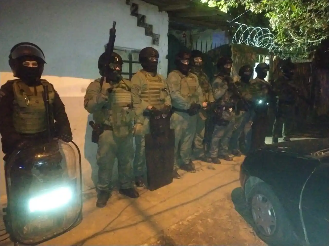 Gran despliegue policial esta madrugada, durante los allanamientos en Monte Varela.