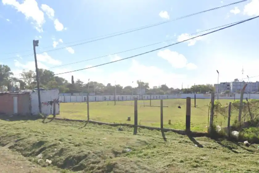 Robó celulares, lo encontraron escondido en un club de zona oeste y quedó detenido.