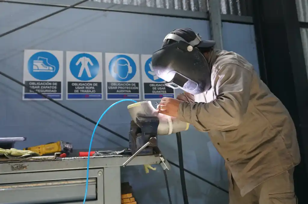 La producción industrial cae por tercera vez consecutiva