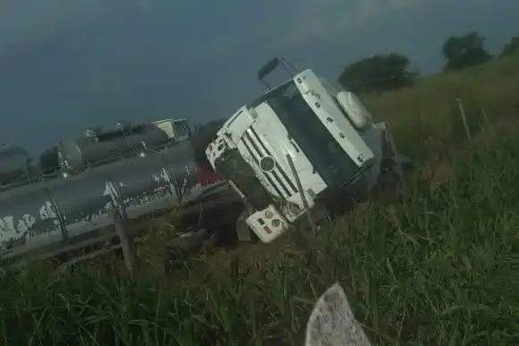Se quedó dormido, cayó a la banquina, chocó con una barranca de tierra y terminó con el camión dado vuelta