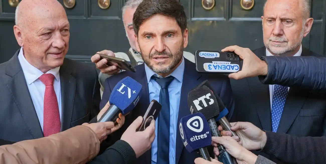 El gobernador Pullaro, flanqueado por Bonfatti y Perotti. Foto: Gentileza