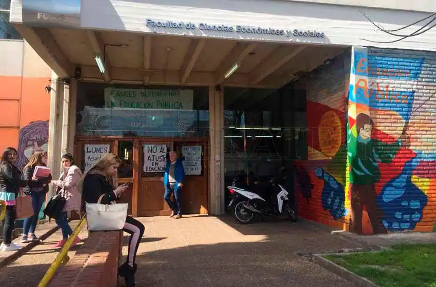 Estudiantes universitarios organizan colecta solidaria