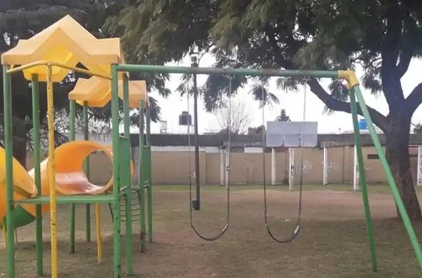 Vecinos de Granadero Baigorria observaron unas hamacas de una plaza que se movían solas