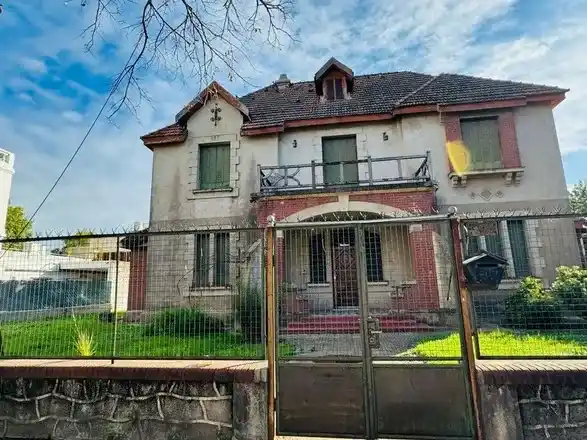 Emblemática residencia de dos plantas y estilo inglés que podría cambiar de manos. Foto: Gentileza