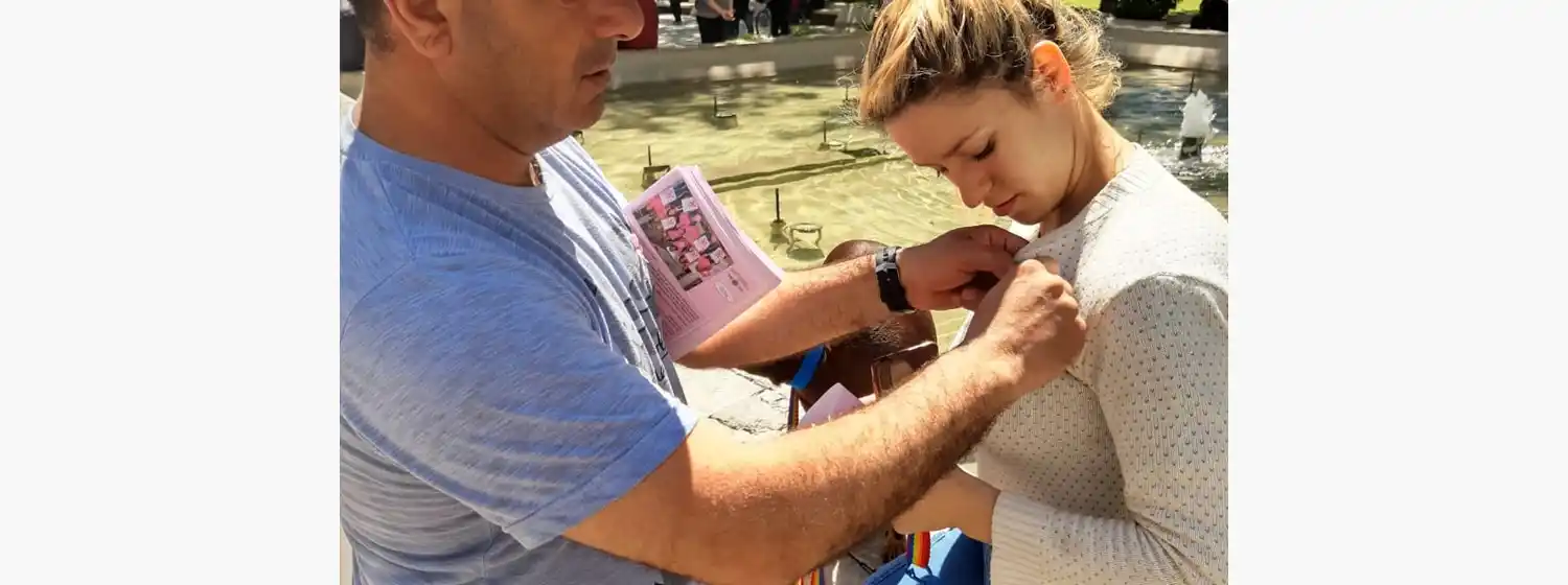 La peatonal se cubrió de lazos rosas y prevención