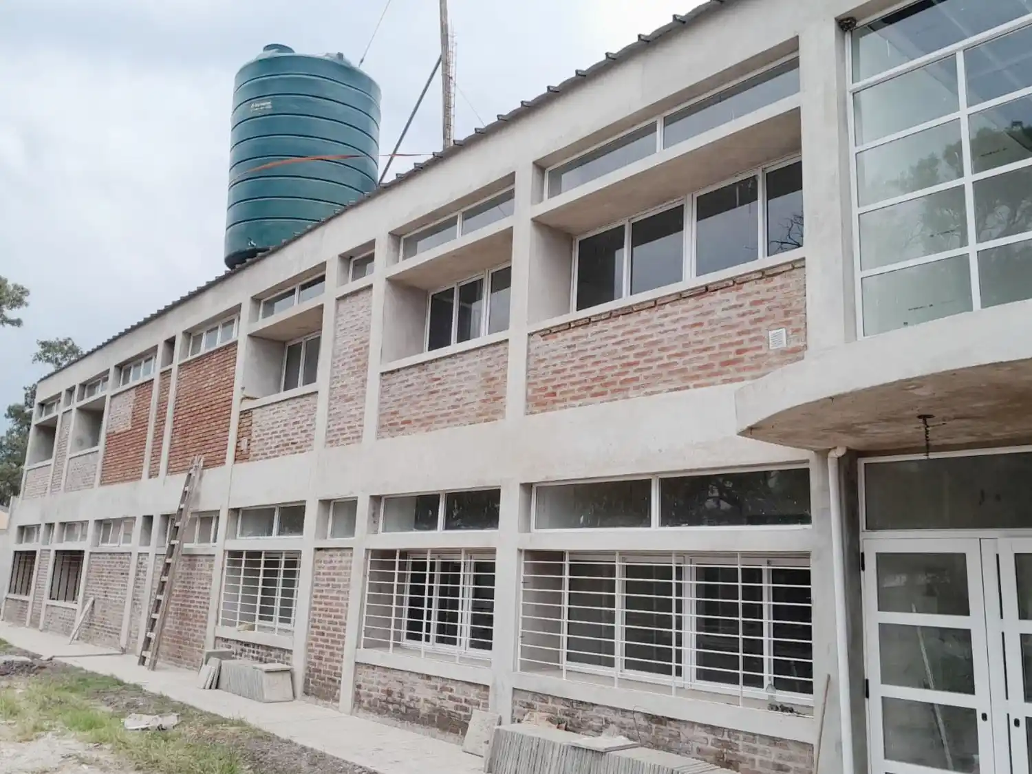 Se trabaja en el nuevo edificio de la escuela secundaria Nº 11 Roberto Aizenberg