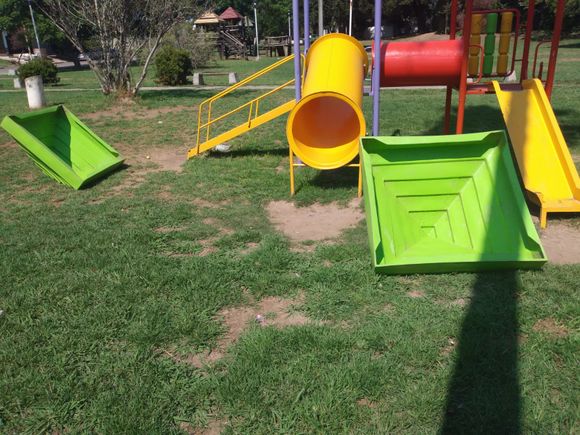 Dañaron los juegos de la plaza de la Amistad