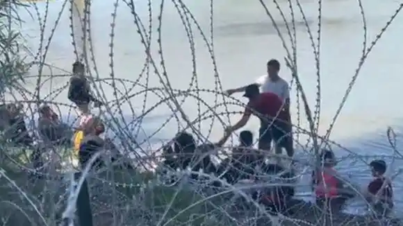 Policías fronterizos se niegan a empujar a migrantes al Río Bravo: «Creo que hemos cruzado una línea hacia lo inhumano»