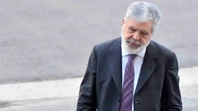 Dictan falta de mérito para De Vido y Baratta en causa por compra de gas licuado