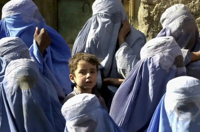 Las afganas reviven una pesadilla tras la imposición del velo integral por los talibanes