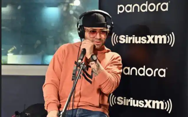 Nacho cumple sueño de participante haitiano (Video)