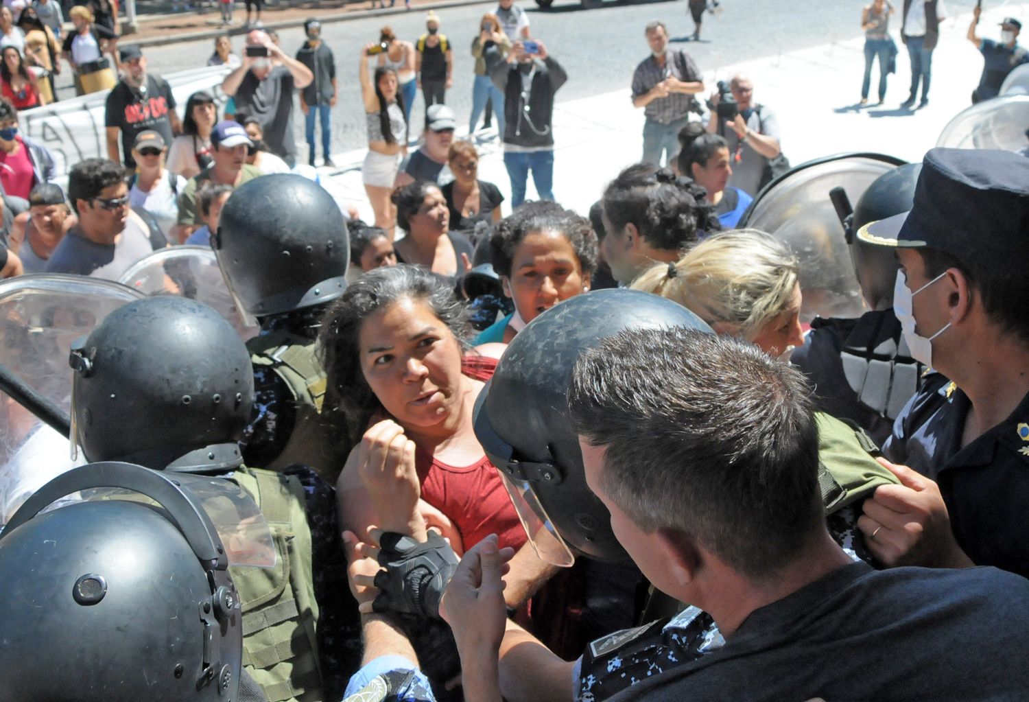 El debate oral y público de las imputaciones por “Daño agravado por ser causado en bienes de uso público” iba a realizarse el lunes y miércoles próximos.