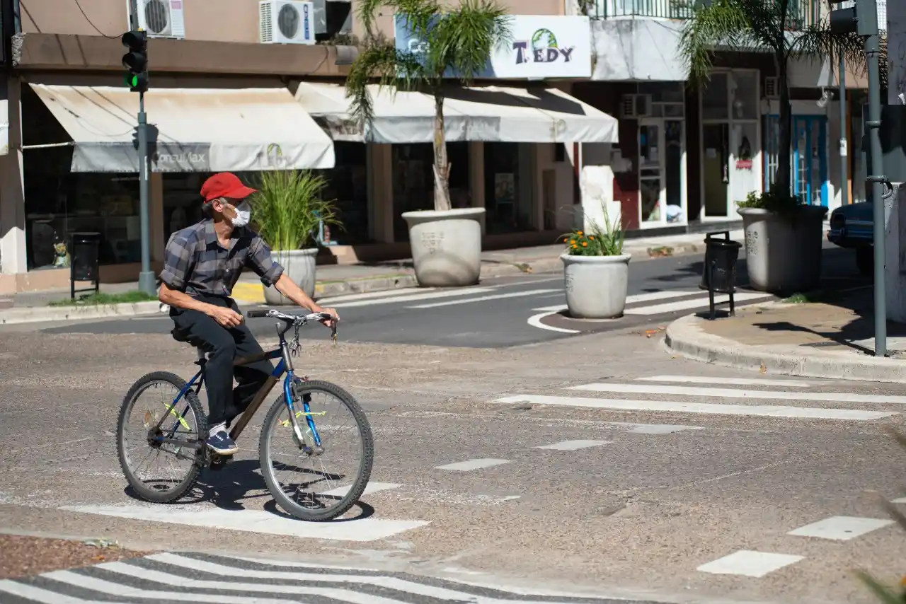 Radiografía de la pandemia: 6 de cada 10 infectados son varones y la edad promedio es 43 años