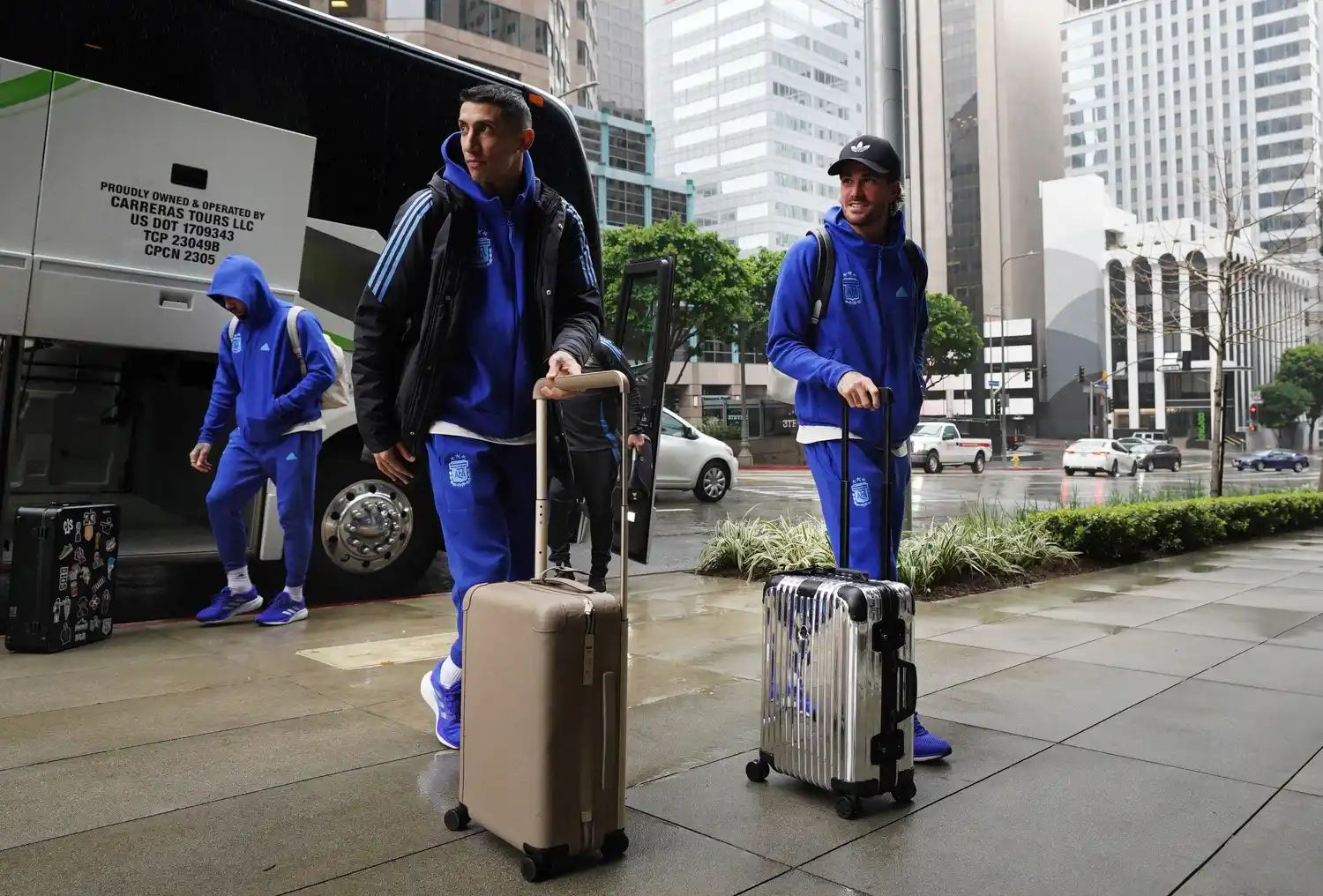 Di María y De Paul, en la llegada a Los Ángeles.