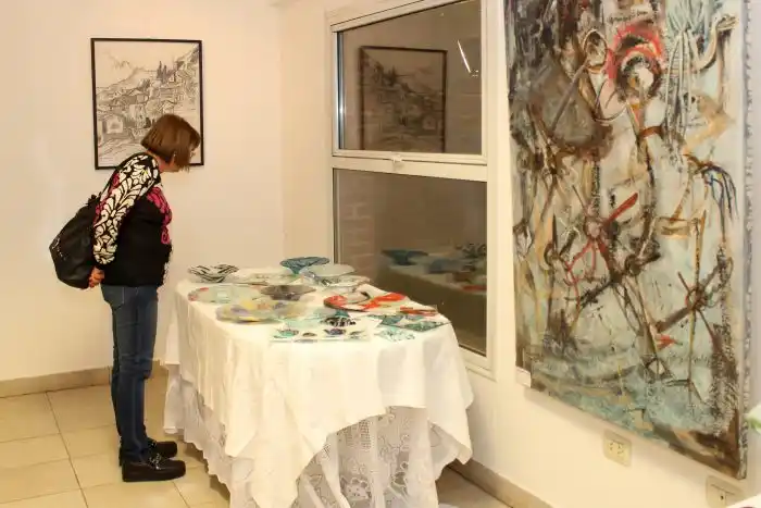 Vitrofusión y obras pictóricas componen una muestra de arte