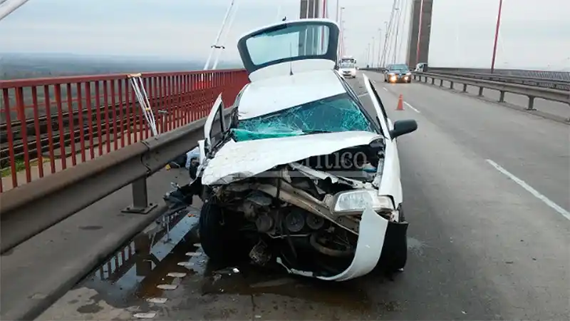 Un auto chocó contra un camión en el puente Zárate-Brazo Largo
