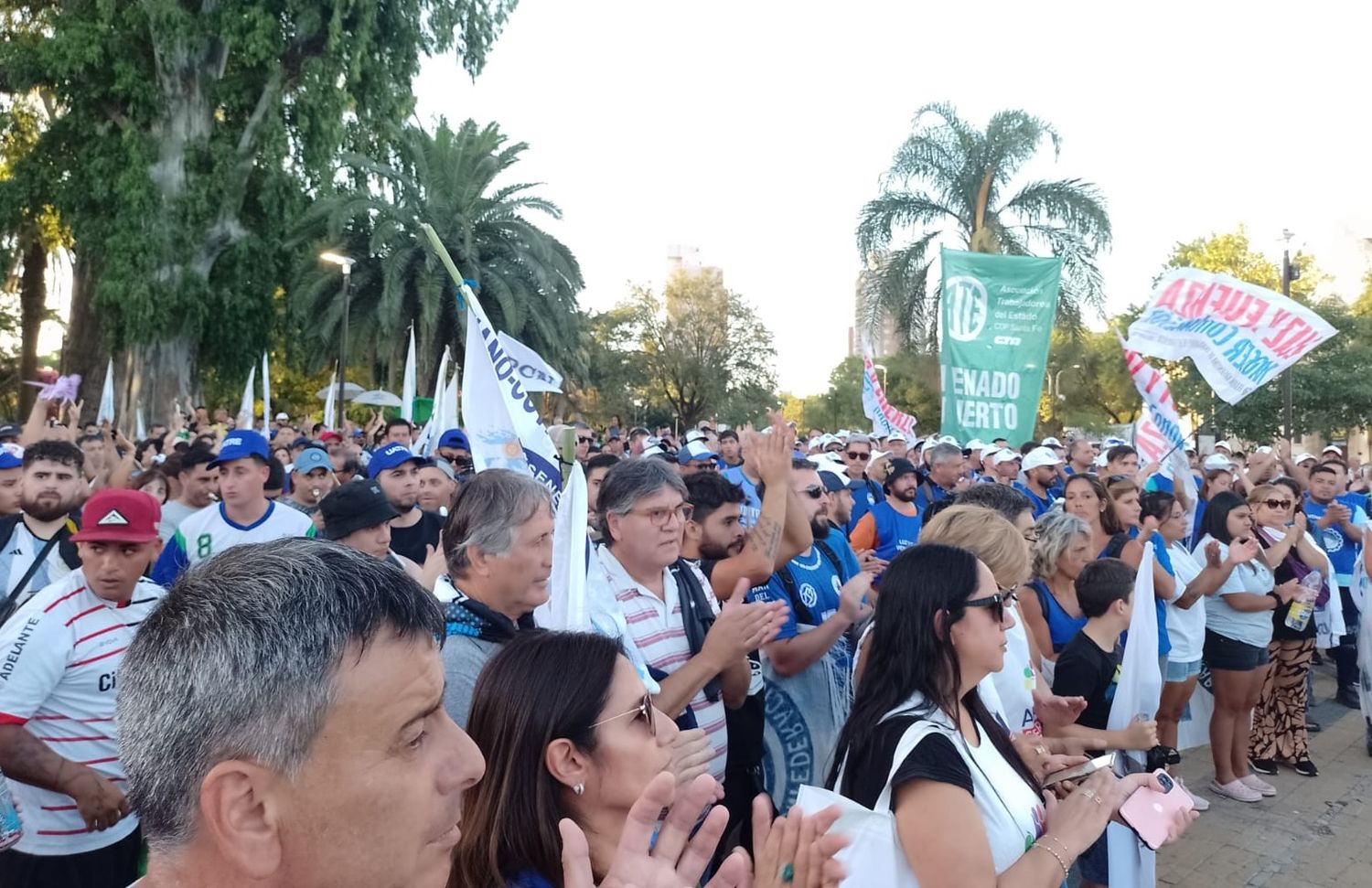 Concentración en esquina de 25 de Mayo y Belgrano.