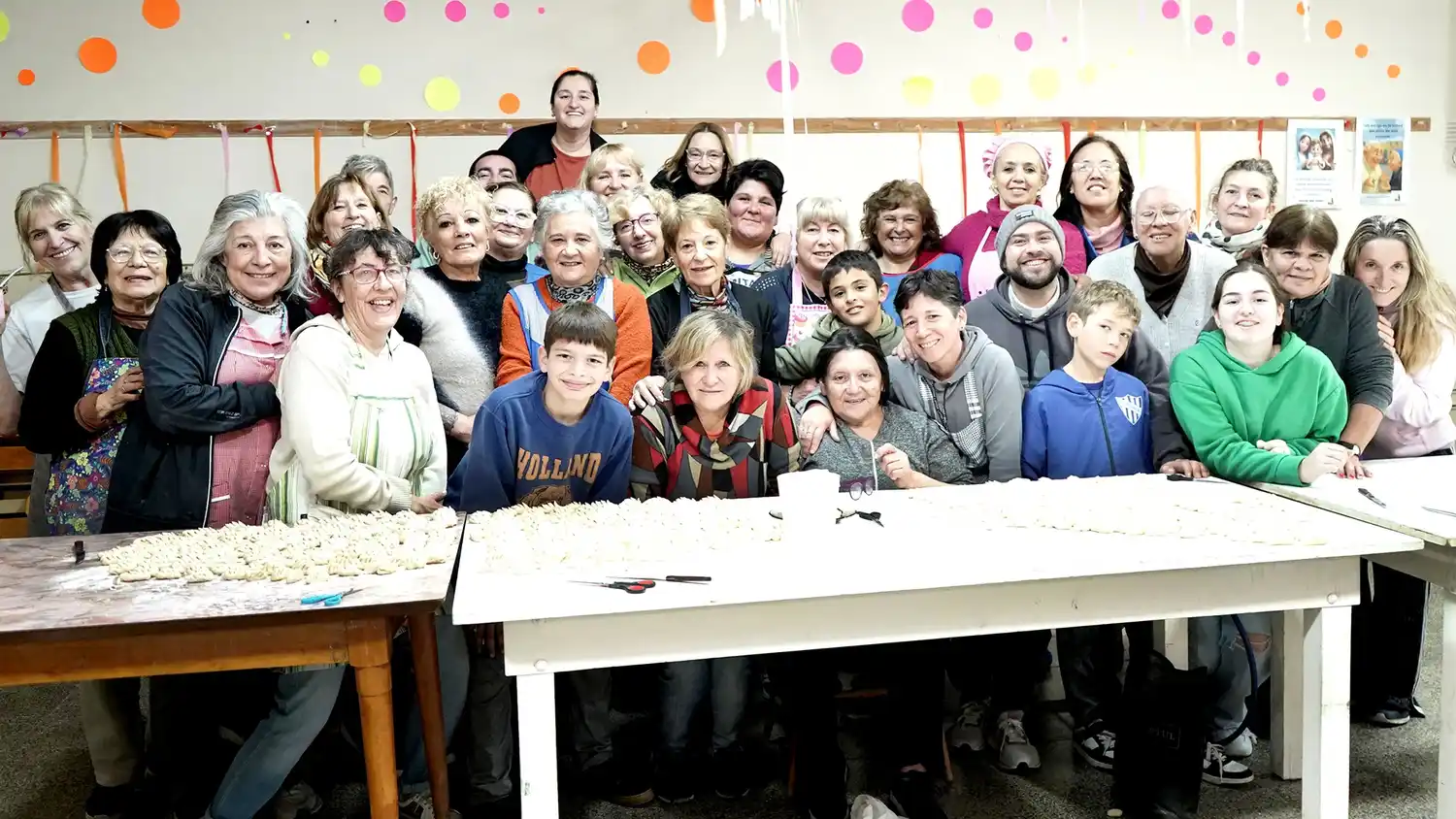 Todo el equipo. Elaboraron panes para los festejos de San Cayetano