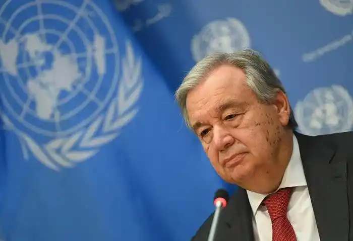 El jefe de la ONU criticó a los países desarrollados por acaparar vacunas