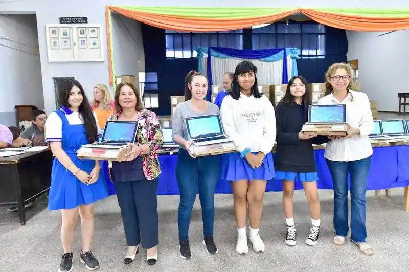 Entregaron netbooks a estudiantes secundarios de la provincia