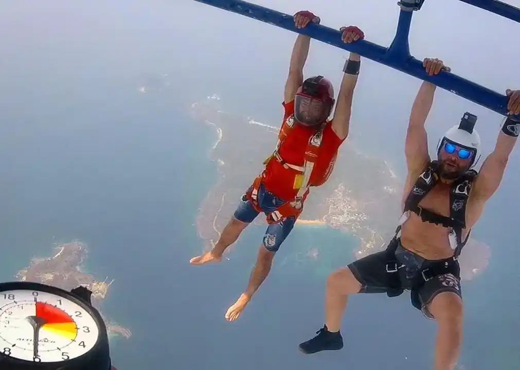 Dos paracaidistas argentinos saltaron desde la estratósfera y lograron un récord mundial