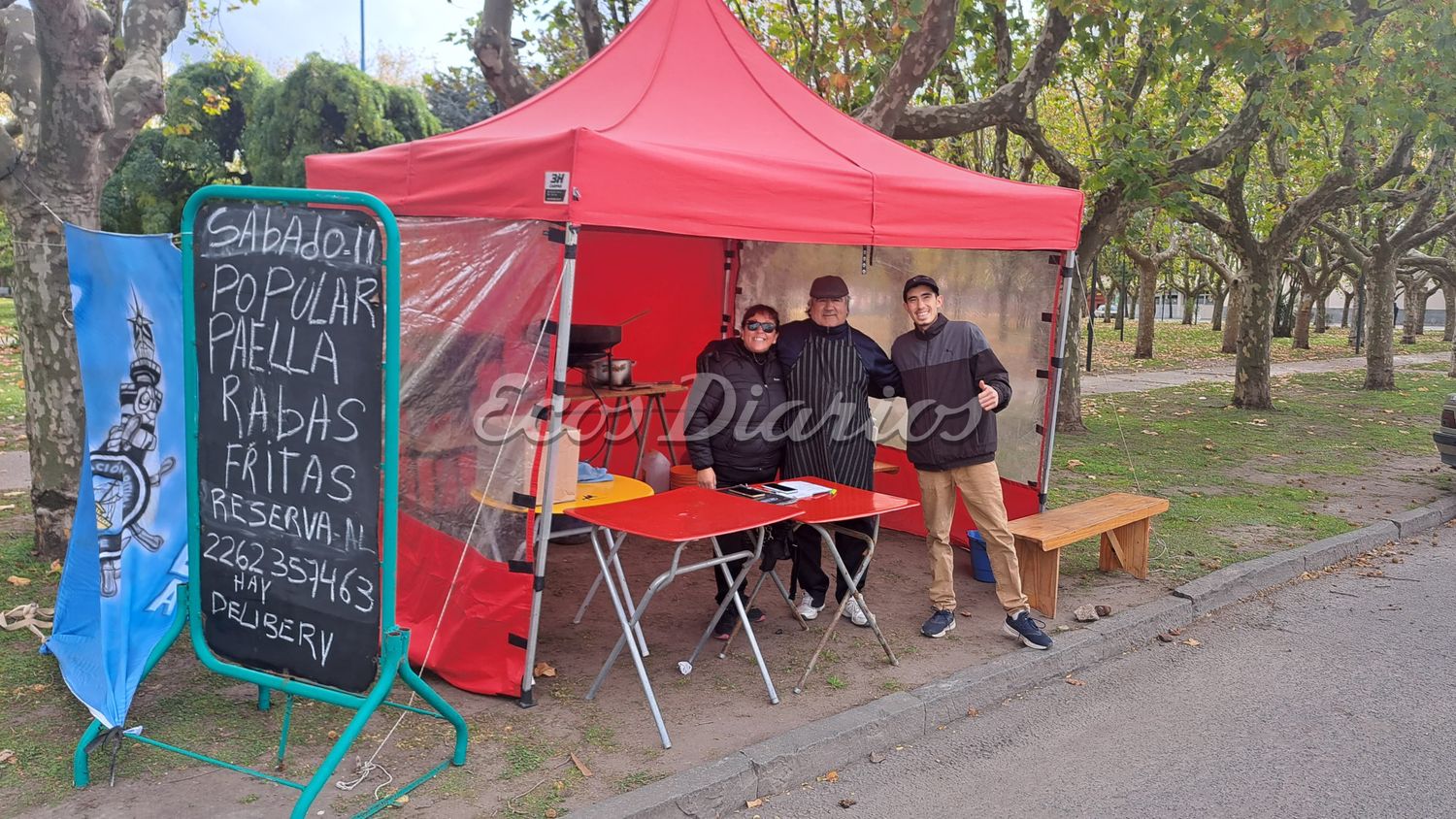 Contentos, minutos antes de iniciar las ventas
