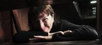La prestigiosa dramaturga Vivi Tellas dará una conferencia virtual en la Facultad de Arte