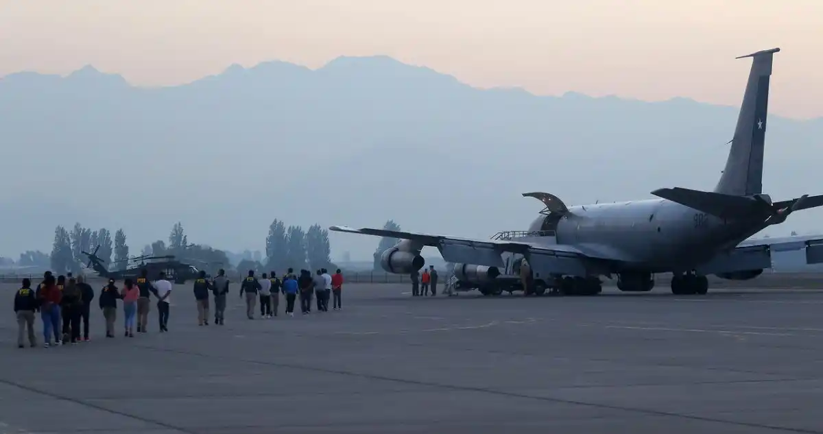 ¡EXPULSIÓN FALLIDA! Migrantes venezolanos se quedaron en Chile: el vuelo no fue autorizado