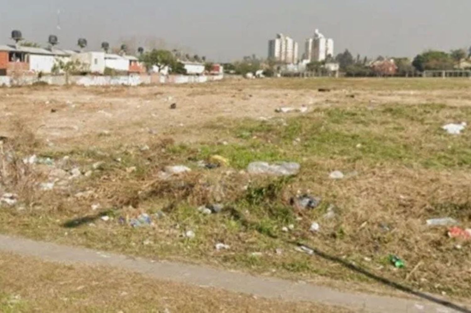 Gran Buenos Aires: asesinaron de un disparo en la cabeza a un joven a metros de un baldío