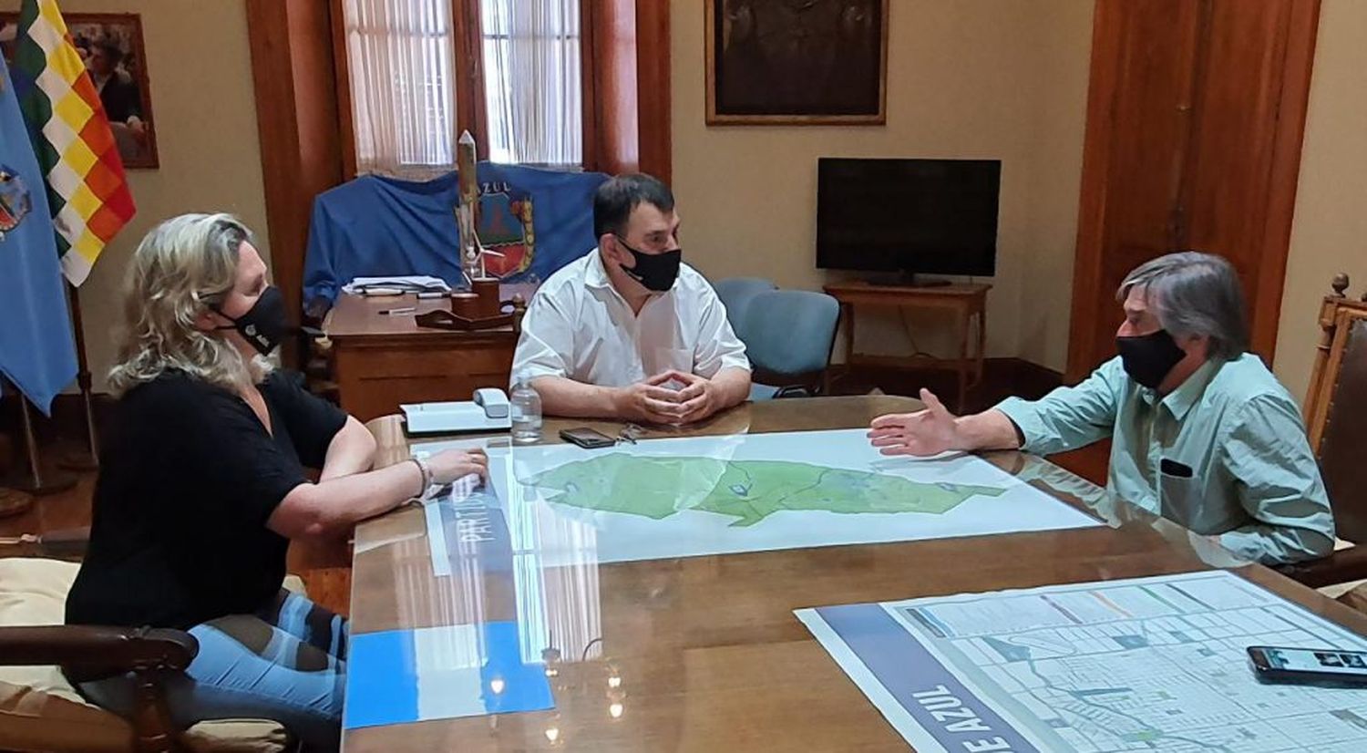 En Azul, Néstor Auza se mostró en campaña para volver al rectorado