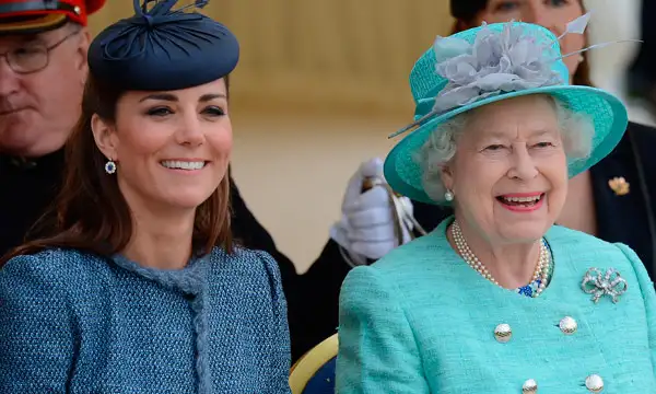 La reina Isabel II le habría dejado sus joyas a Kate Middleton