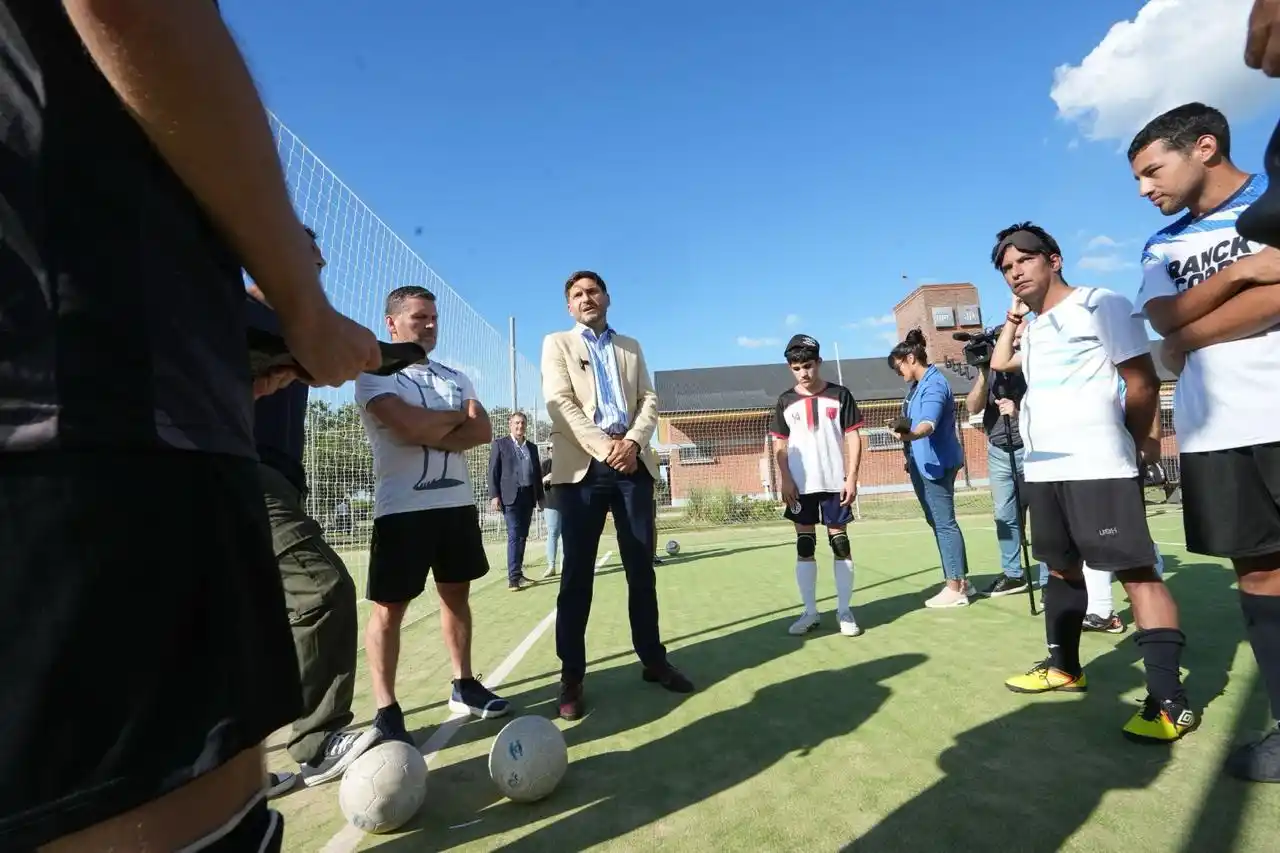 El gobernador visitó el entrenamiento de Los Buhos y comprometió su apoyo para la final nacional
